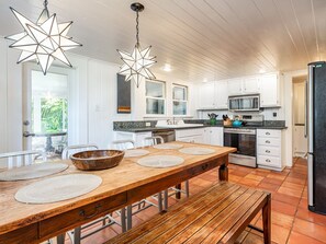 Maison, Plusieurs lits, accès à la piscine, vue sur la piscine | Cuisine privée | Réfrigérateur, four à micro-ondes, un four, surface de cuisson