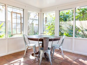 Casa, várias camas, acesso à piscina, vista para a piscina | Opções para refeição