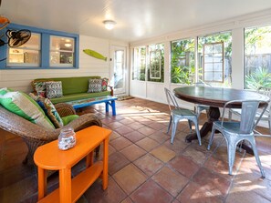 Casa, várias camas, acesso à piscina, vista para a piscina | Opções para refeição