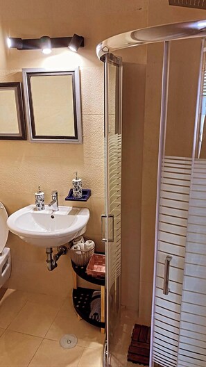 Shower, hair dryer, towels, soap - Cozy Condo at the heart of the city (Iraklio)