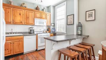 Condo, Multiple Beds, Kitchen, Garden View | Private kitchen | Fridge, microwave, oven, stovetop