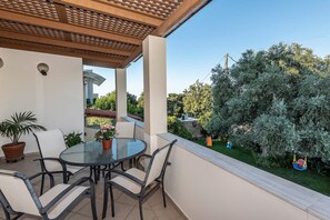 Outdoor dining - Cheerfull family-friendly villa (Rethymno)
