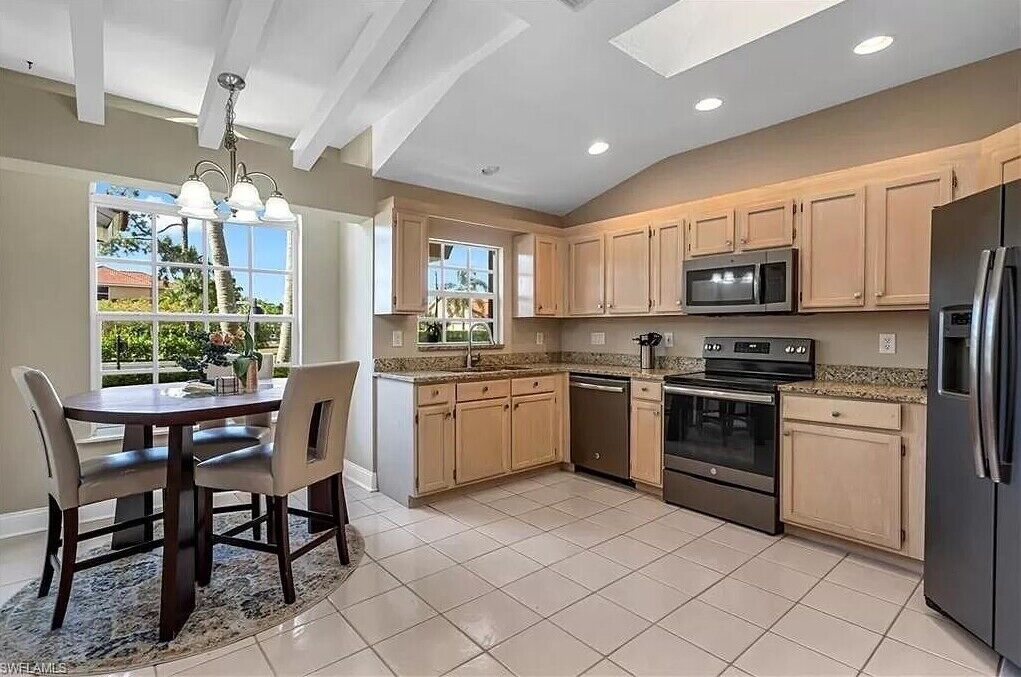 Geladeira, micro-ondas, fogão, cooktop