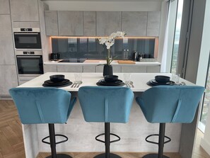 Jääkaappi, uuni, liesi, astianpesukone