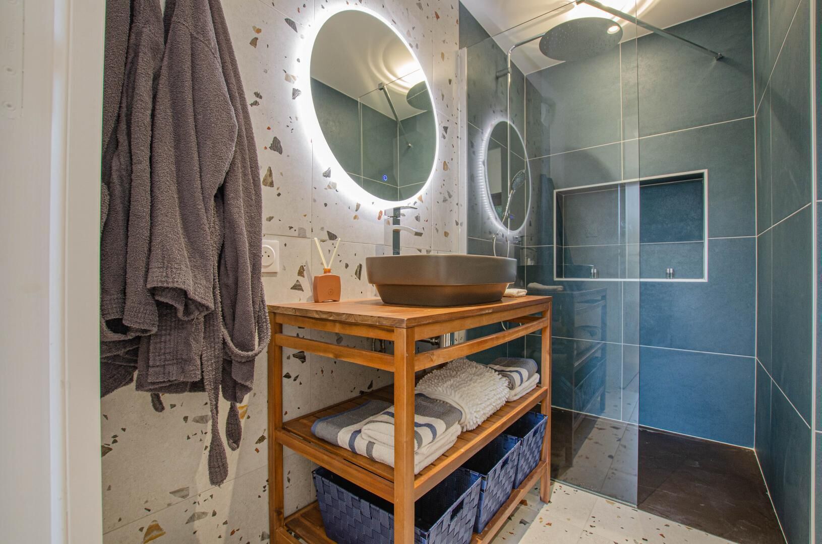 Douche, serviettes fournies