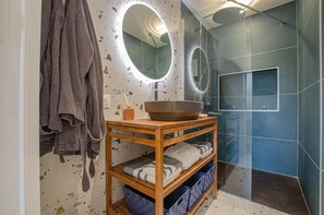 Shower, towels - The TM House - The Dovecote (DOSCHES)