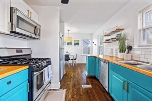 Réfrigérateur, four à micro-ondes, un four, surface de cuisson