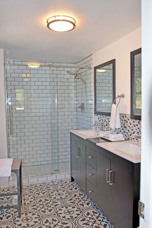 Combined shower/bathtub, hair dryer, towels, soap - Beautiful secluded setting  on one acre that borders RMNP.  (Grand Lake)