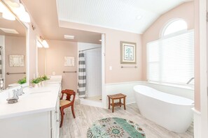 Condo, Multiple Beds, Hot Tub, Garden View | Bathroom | Towels
