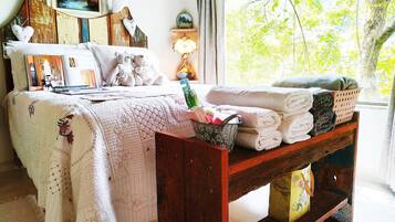 2 quartos, escrivaninha, ferros/tábuas de passar roupa