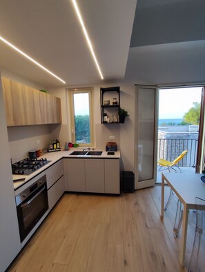 Frigorífico, horno, placa de cocina y cafetera o tetera