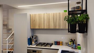 Frigorifero, forno, piano cottura, macchina per tè/caffè