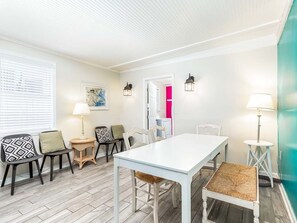 Maison, plusieurs lits, cuisine | Restauration