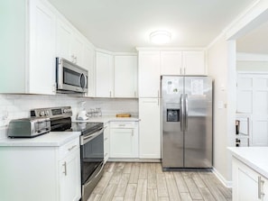 House, Multiple Beds, Kitchen | Private kitchen | Fridge, microwave, oven, stovetop