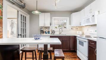 House, Multiple Beds, Kitchen, Garden View | Private kitchen | Fridge, microwave, oven, stovetop