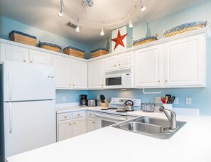 Appartamento, letti multipli, cucina, vista oceano parziale | Cucina privata | Frigorifero, microonde, forno, piano cottura