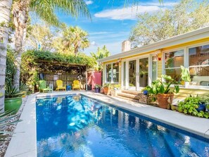 Outdoor pool - Island Bliss Tybee Vacation Rentals (Tybee Island)