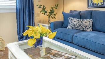 Condo, 1 giường cỡ queen, bếp, quang cảnh vườn | Khu phòng khách | TV màn hình phẳng 50-inch có truyền hình kỹ thuật số