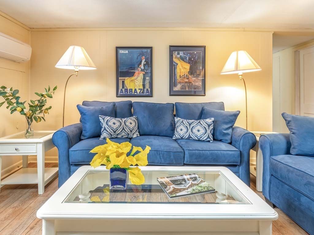 Condo, 1 cama Queen size, cocina, vista al jardín | Área de sala de estar | Televisión de pantalla plana de 50 pulgadas con canales digitales 