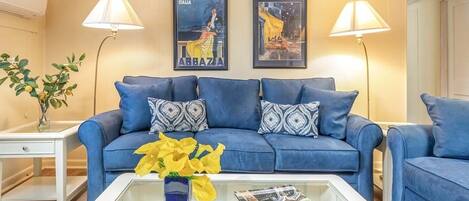 Condo, 1 cama Queen size, cocina, vista al jardín | Área de sala de estar | Televisión de pantalla plana de 50 pulgadas con canales digitales