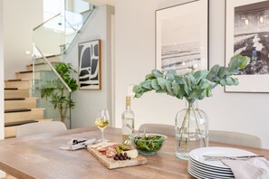 Dining - Sea Crown by AvantStay | 5mins from the Beach w/ Multiple Terraces! (Corona Del Mar)