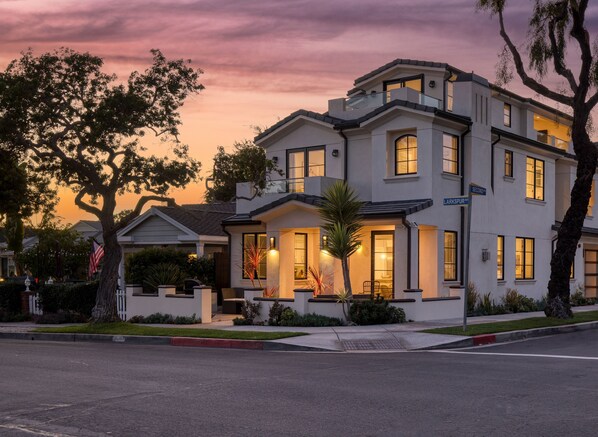 Exterior - Sea Crown by AvantStay | 5mins from the Beach w/ Multiple Terraces! (Corona Del Mar)