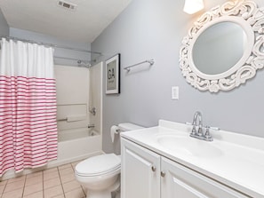 Casa, varias camas, cocina, vista al jardín | Baño | Toallas y papel de baño