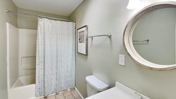 Condo, Multiple Beds, Kitchen, Garden View | Bathroom | Towels, toilet paper