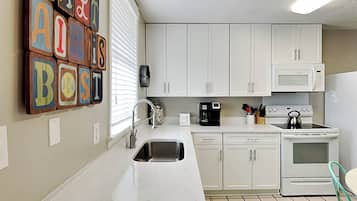 Kondominium, Beberapa Tempat Tidur, dapur, pemandangan kebun | Dapur pribadi | Lemari es, microwave, oven, dan kompor