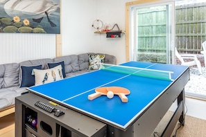 Maison, Plusieurs lits, baignoire à remous, vue sur le jardin | Salle de jeux