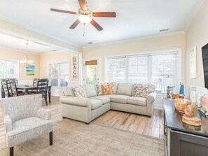 Hus - flere senge - køkken - udsigt til have | Opholdsområde | Tv