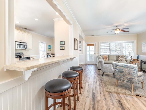 Casa, varias camas, cocina, vista al jardín | Interior