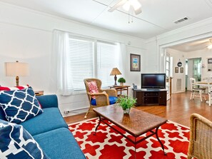 獨棟房屋, 多張床, 廚房, 花園景觀 | 起居區 | 40-吋電視，提供數位頻道