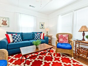 獨棟房屋, 多張床, 廚房, 花園景觀 | 起居區 | 40-吋電視，提供數位頻道