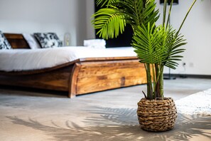 Een strijkplank/strijkijzer, gratis wifi, beddengoed