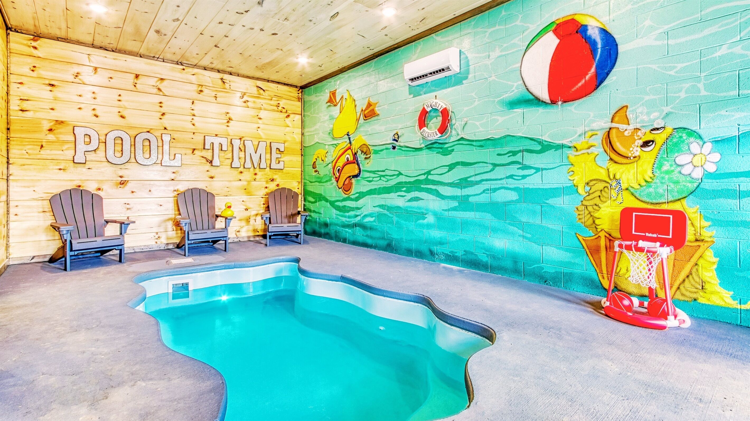 Een binnenzwembad en een verwarmd zwembad