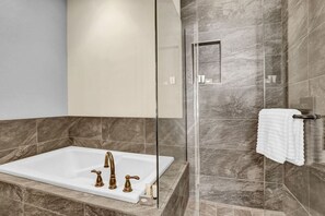 Ensemble douche/baignoire, sĂšche-cheveux
