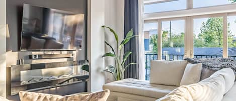 Smart-tv, eldstad, en stereo och kontor