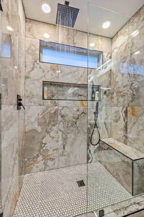 Ensemble douche/baignoire, sèche-cheveux