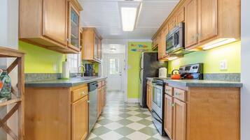 House, Multiple Beds, Kitchen, Garden View | Private kitchen | Fridge, microwave, oven, stovetop