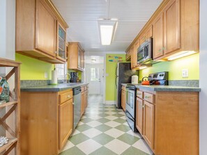 House, Multiple Beds, Kitchen, Garden View | Private kitchen | Fridge, microwave, oven, stovetop