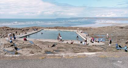 2 Bedroom beach cottage with Sea Views. 2 minutes to Westward Ho! Promenade.