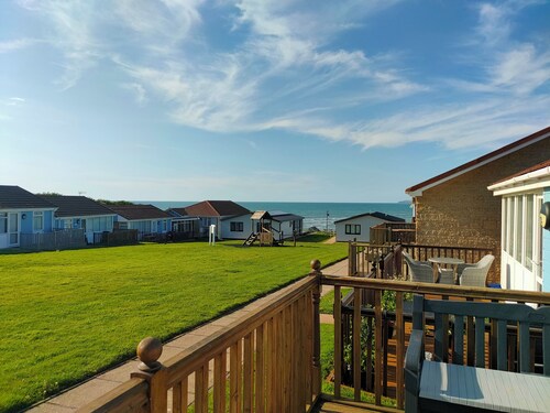2 Bedroom beach cottage with Sea Views. 2 minutes to Westward Ho! Promenade.