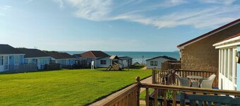 2 Bedroom beach cottage with Sea Views. 2 minutes to Westward Ho! Promenade.
