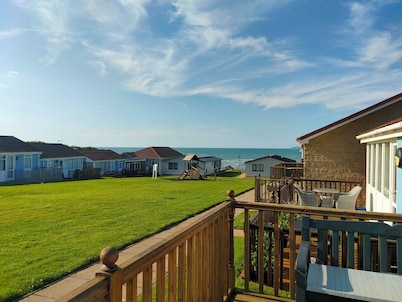 2 Bedroom beach cottage with Sea Views. 2 minutes to Westward Ho! Promenade.
