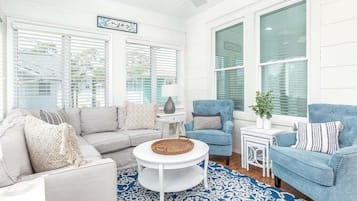 Casa, letti multipli, cucina, vista giardino | Area soggiorno | TV, caminetto, tavolo da ping pong