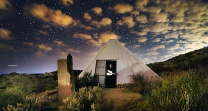 HIGH DESERT & LAKE RETREAT adjacent to Mountain hiking, and a Hot Spring lake