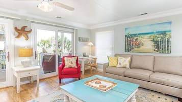 Casa, varias camas, cocina, vista al jardín | Área de sala de estar | Televisión de 40 pulgadas con canales digitales