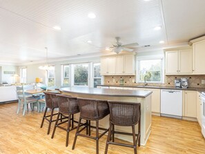 Casa, varias camas, cocina, vista al jardín | Cocina privada | Refrigerador, microondas, horno y parrilla de estufa 