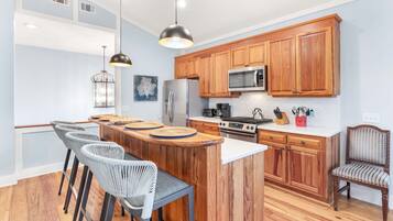 Maison, plusieurs lits, cuisine, vue partielle sur l'océan | Cuisine privée | Réfrigérateur, micro-ondes, four, plaque de cuisson